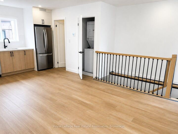 Photo de la propriété:  17 White Avenue 1 Gs  ON M6N 1S7 