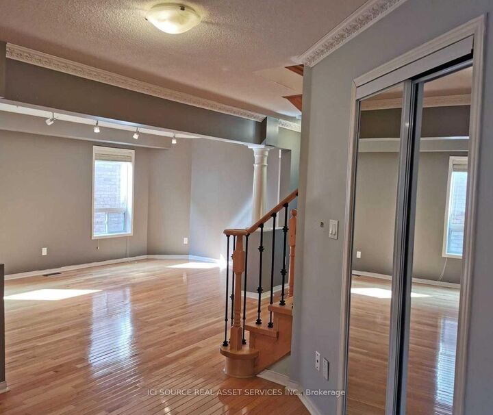 Property Photo:  8 Maffey Crescent  ON L4S 0A8 