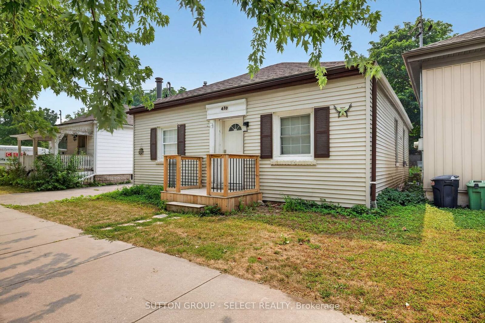 Property Photo: 433 South Street ON N6B 1C1
