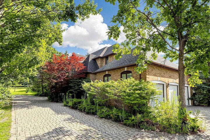 Property Photo: 27 Walnut Glen Place ON L6C 1A3