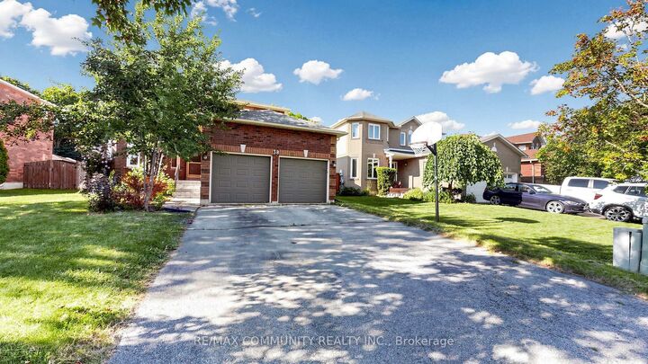Property Photo: 38 Iveagh Drive ON L4P 3X3