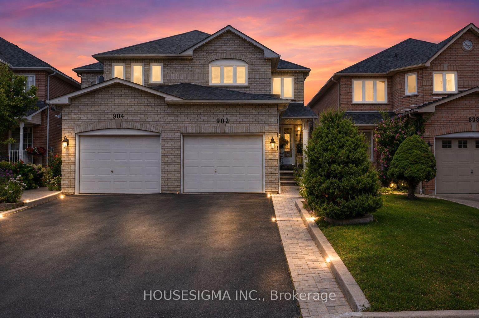 Property Photo: 902 Applecroft Circle ON L5V 2A7