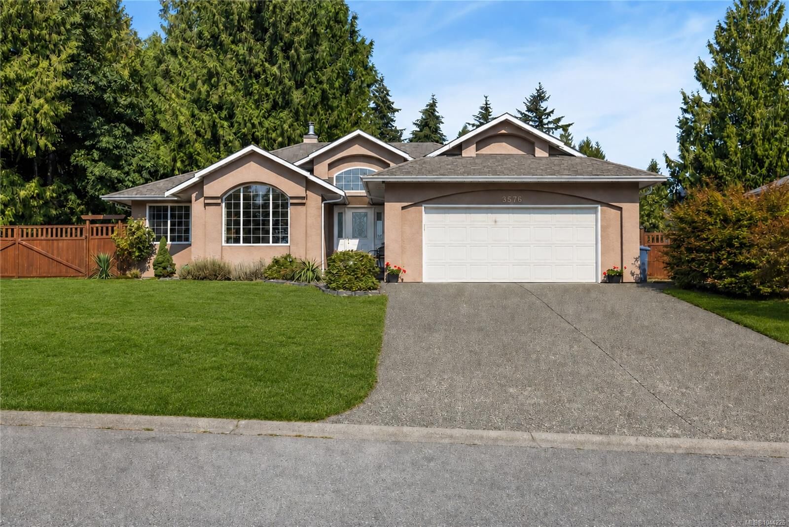 Property Photo: 3576 Hidden Oaks Cres BC V0R 1L4
