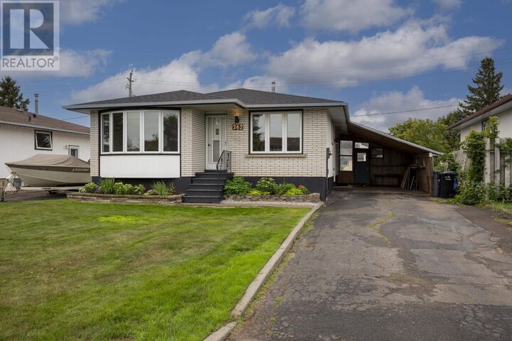 Property Photo:  262 Sheridan Cres  ON P7C 5M4 