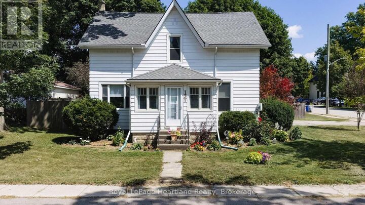 131 Rattenbury Street West — photo 1