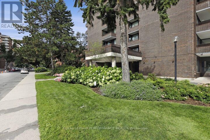 Property Photo:  71 Somerset Street West 1801  ON K2P 2G2 