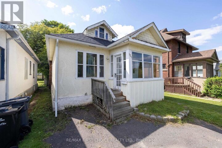 521 Vickers Street South — photo 1