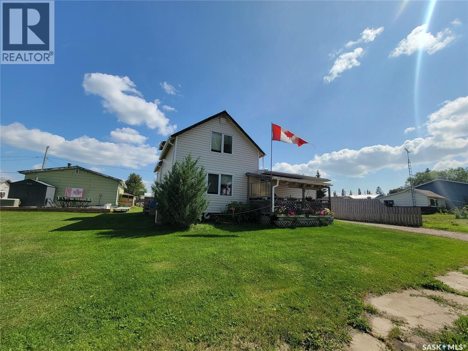 Property Photo: 118 2nd Street W SK S0M 2T0