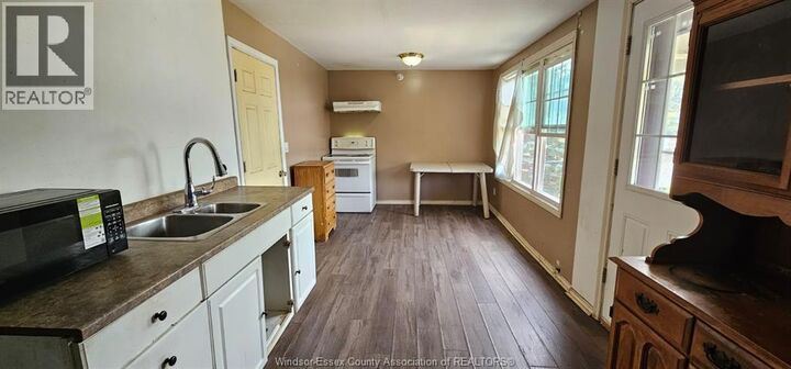 Property Photo:  693 Bruce Avenue Upper  ON N9A 4X3 