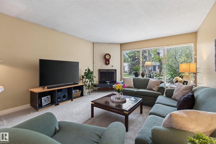Property Photo: 15 Linwood Crescent AB T8N 1P6