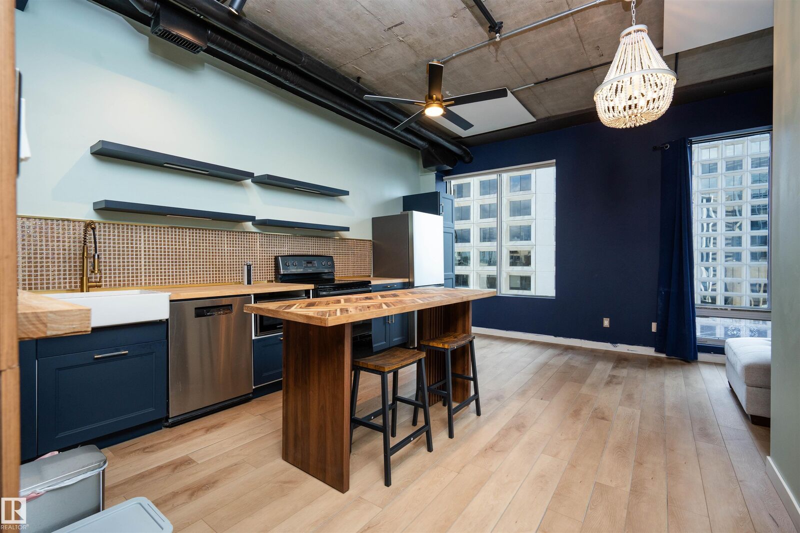 Property Photo:  10024 Jasper Avenue NW 913  AB T5J 1R9 