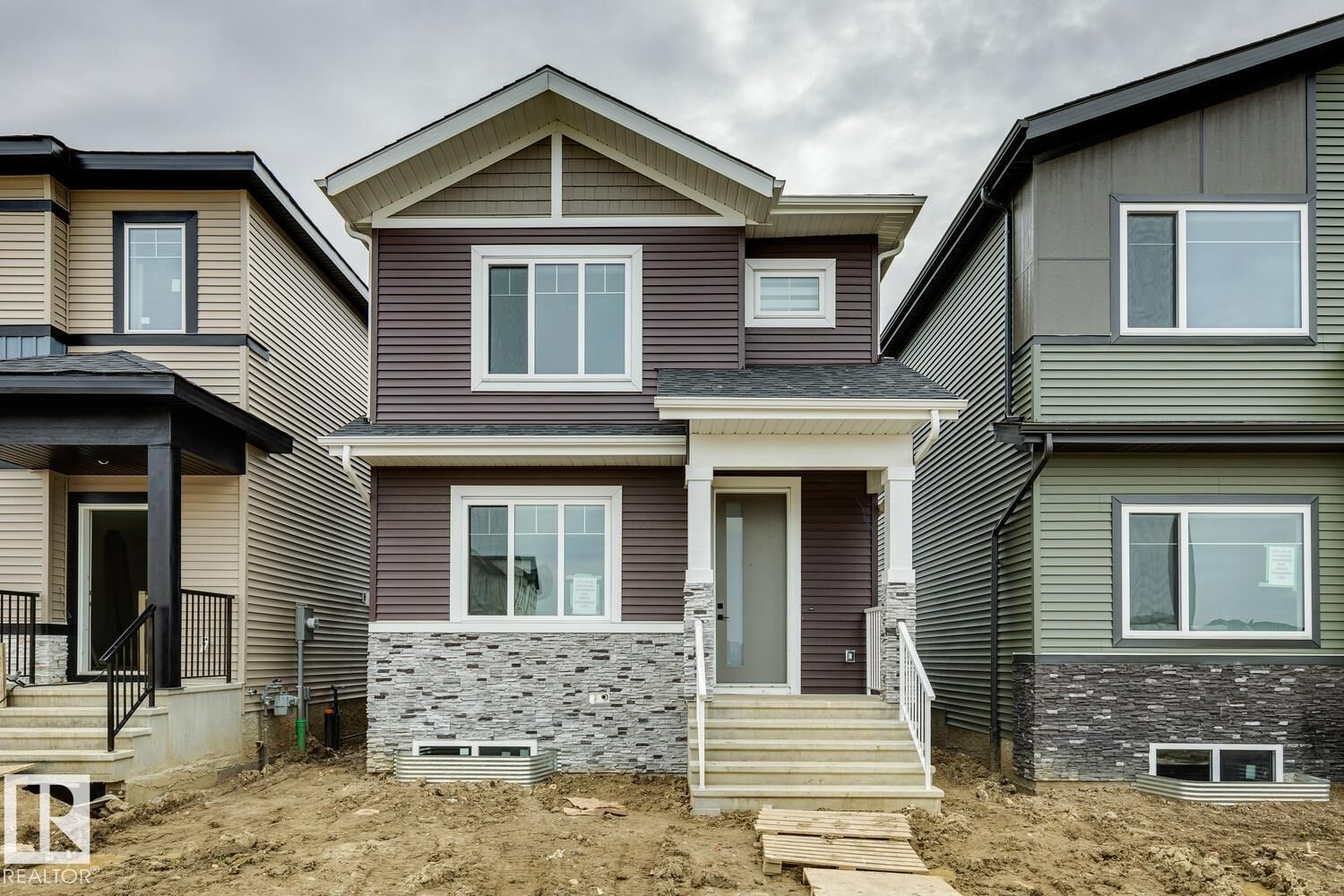 Property Photo:  492 Robinson Boulevard  AB T9E 1N1 
