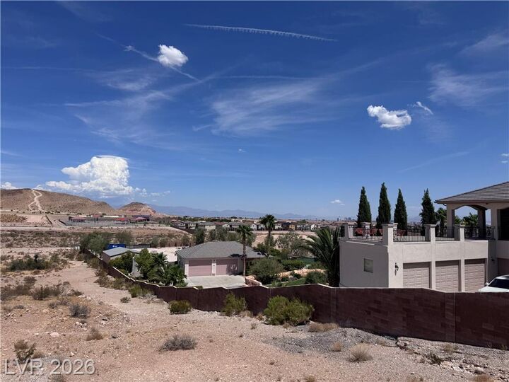 Property Photo:  