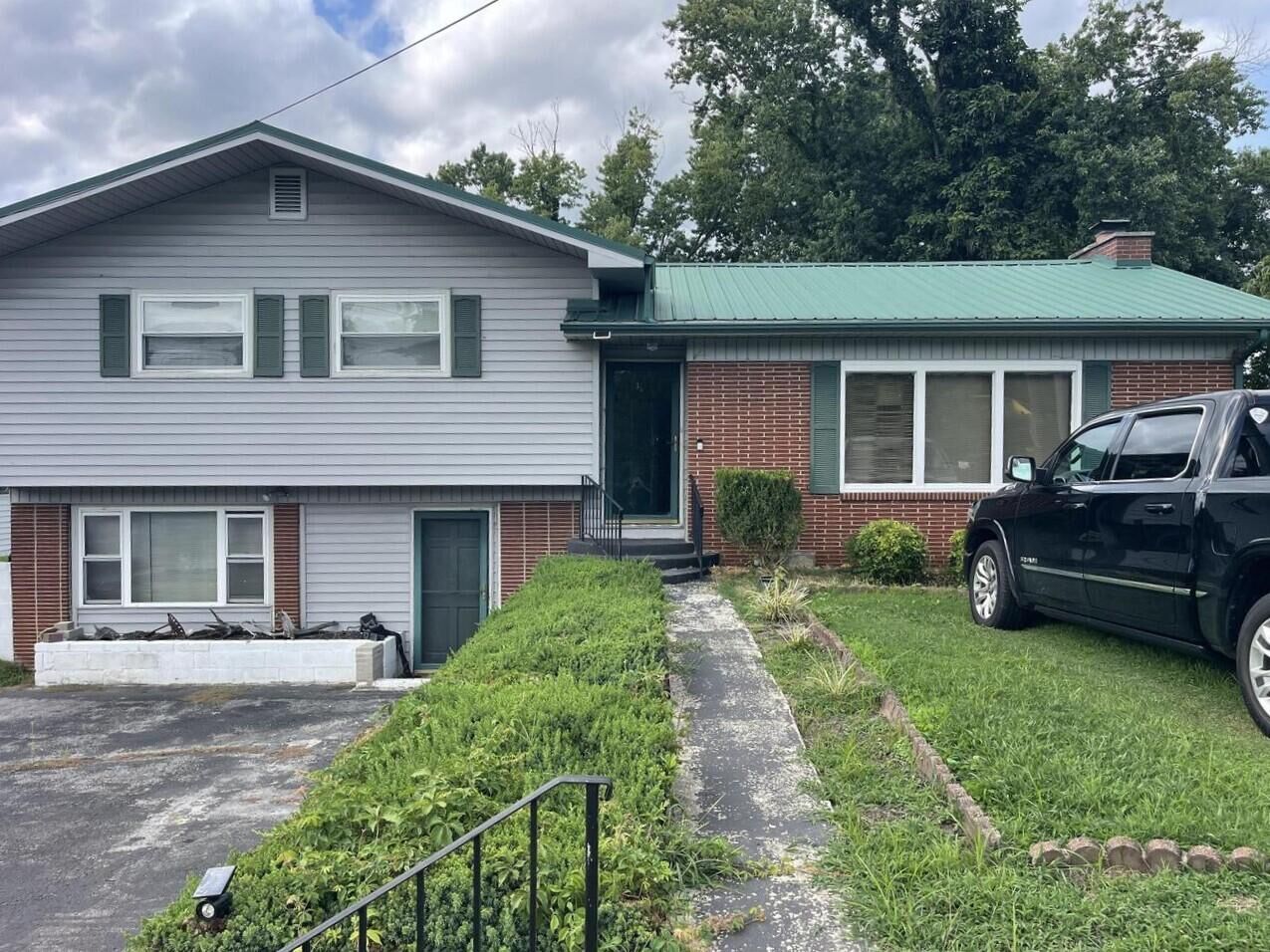 Property Photo:  1102 W Chester Avenue  KY 40965 