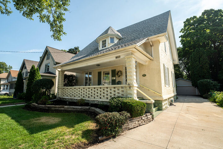 Property Photo:  827 Oakland Ave  WI 53186 