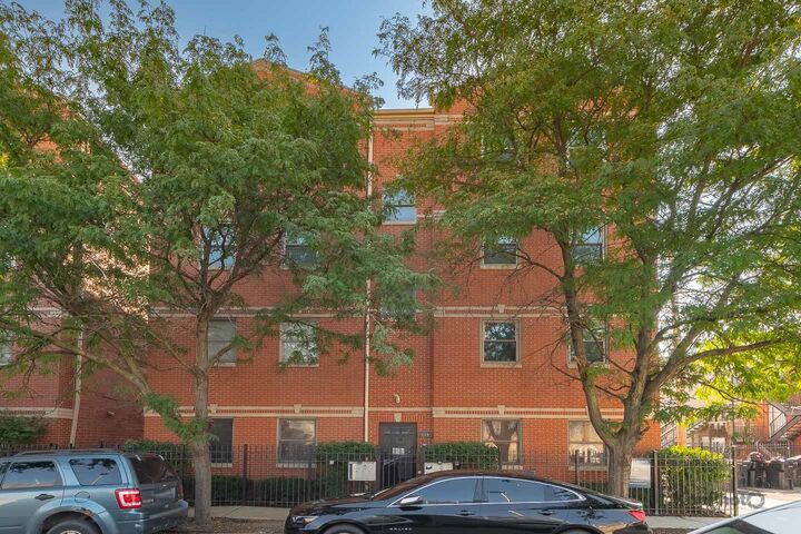 Property Photo: 519 S Maplewood Avenue 1W IL 60612