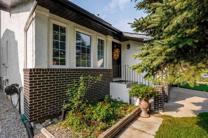 Property Photo:  52 Shawnee Way SW  AB T2Y 2V4 