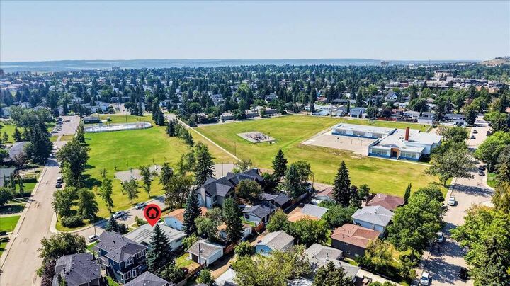 Property Photo:  3308 Rutland Road SW  AB T3E 4R3 