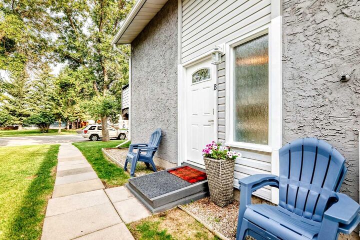 Property Photo:  109 Stanley Avenue B  AB T1S 1H8 