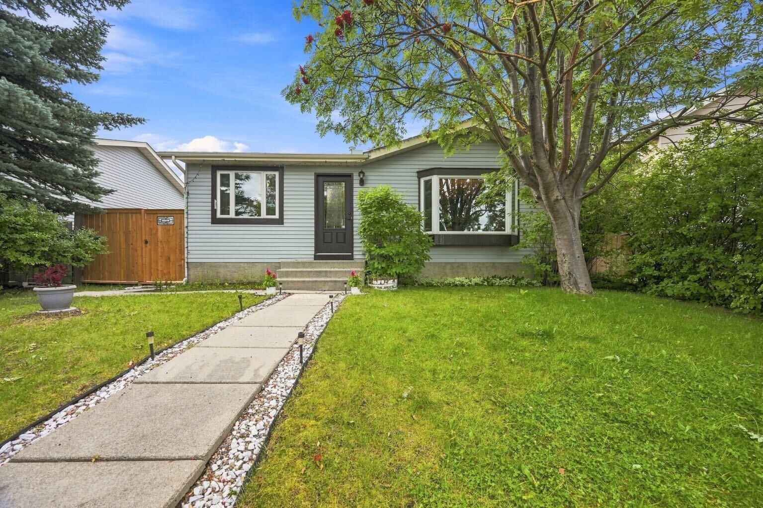 Property Photo: 55 Macewan Park Way NW AB T3K 3E4