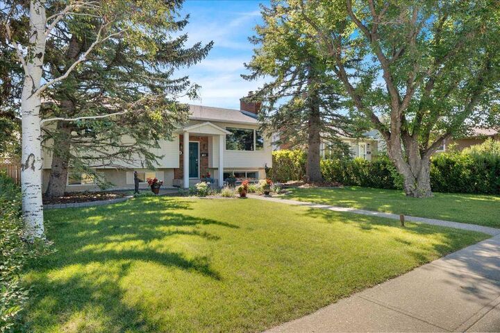 Property Photo: 228 Nottingham Road NW AB T2K 5N5