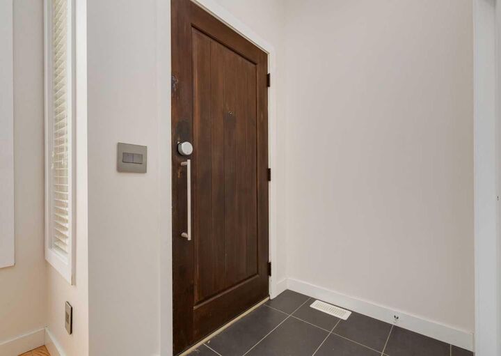 Property Photo:  1938 33 Street SW 1  AB T3E 2S5 