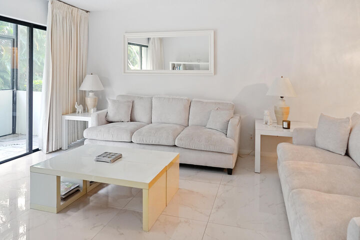 Property Photo:  2550 Presidential Way 106  FL 33401 