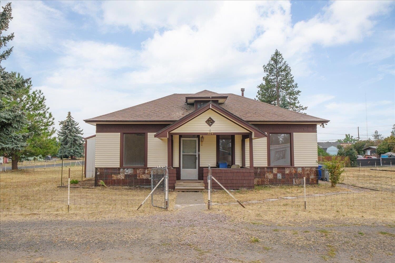 Property Photo: 924 E Ladd St WA 99022