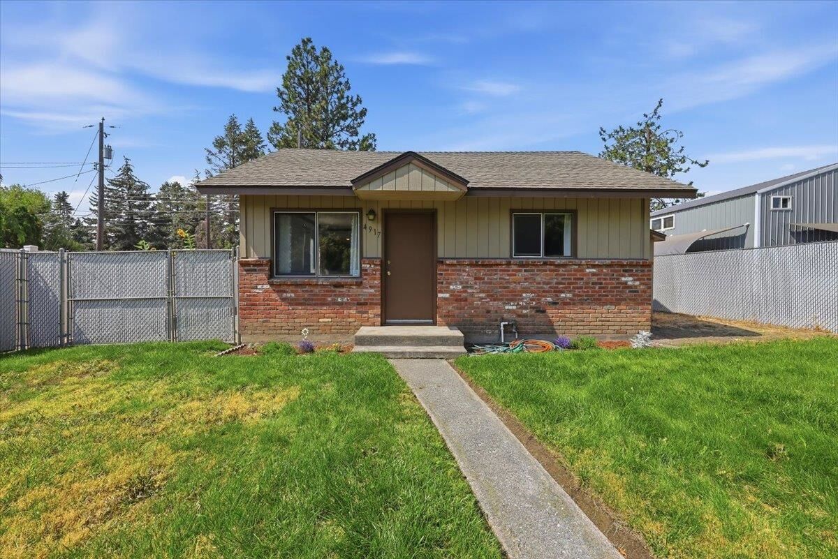 Property Photo:  4917 N Maple St  WA 99205 
