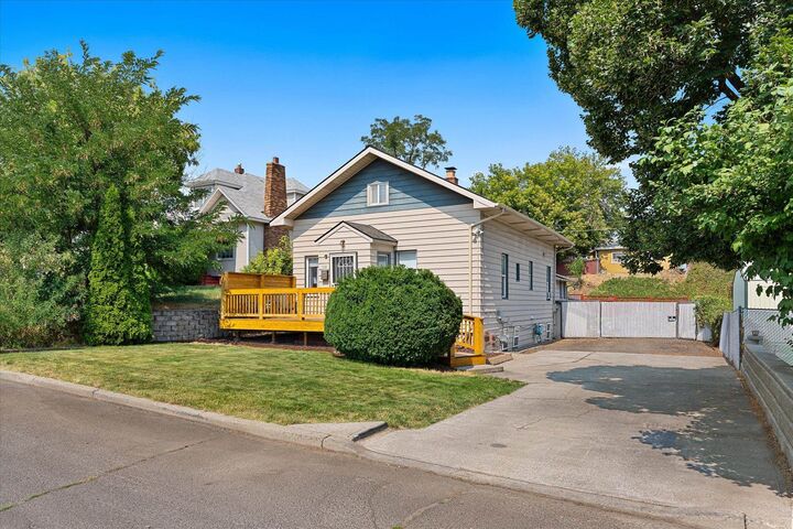 Property Photo:  110 W Gray Ct  WA 99205 