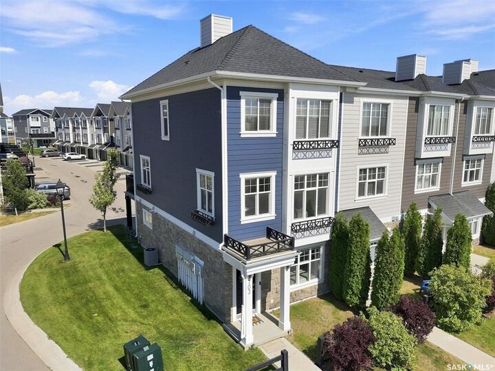 Photo de la propriété:  703 Meadows Boulevard  SK S7V 0L3 
