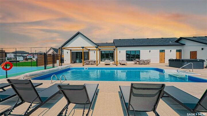 Property Photo:  105 Hathway Crescent 1  SK S7V 0P5 