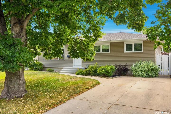 Property Photo:  510 Dalhousie Crescent  SK S7H 3S6 