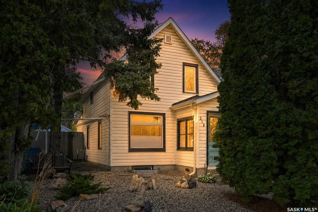 Property Photo:  318 27th Street W  SK S7L 0J6 