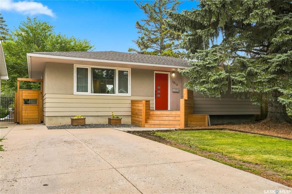 Property Photo:  1813 Cameron Avenue  SK S7H 3N2 