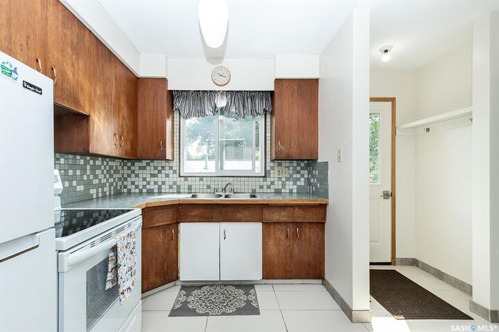 Property Photo:  2113 Louise Avenue  SK S7J 3K2 