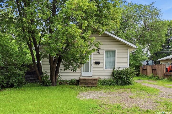 Property Photo: 712 5th Street E SK S6V 0M4