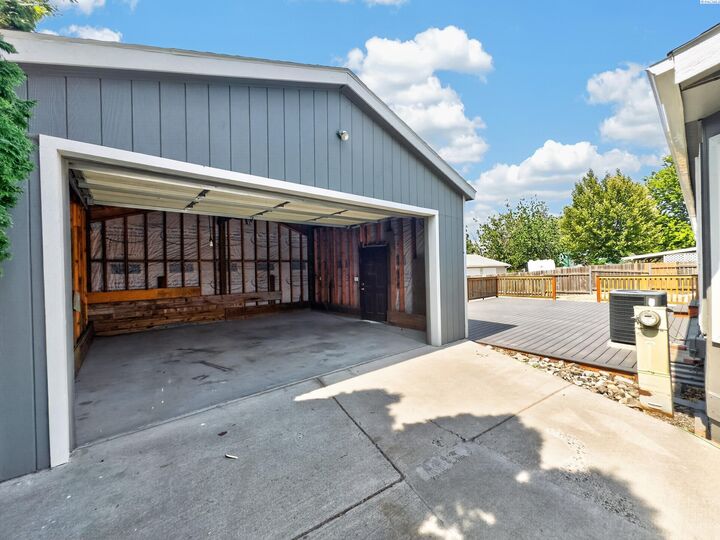 Property Photo:  2426 S Dennis St  WA 99337 