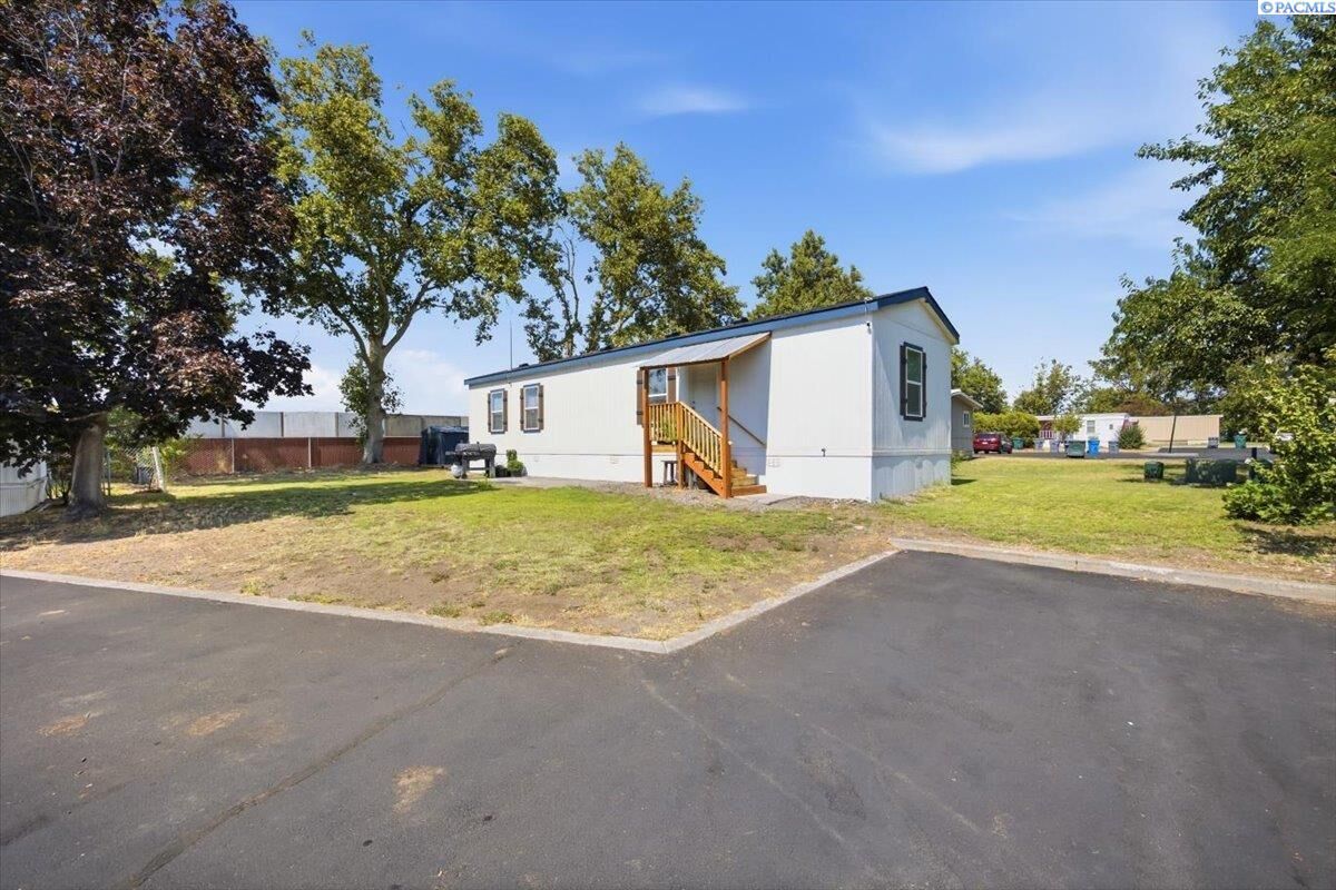 Property Photo: 2021 Mahan Ave #G4 WA 99354