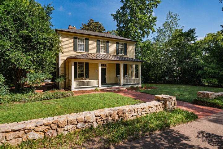 Property Photo:  513 E East Franklin Street  NC 27514 