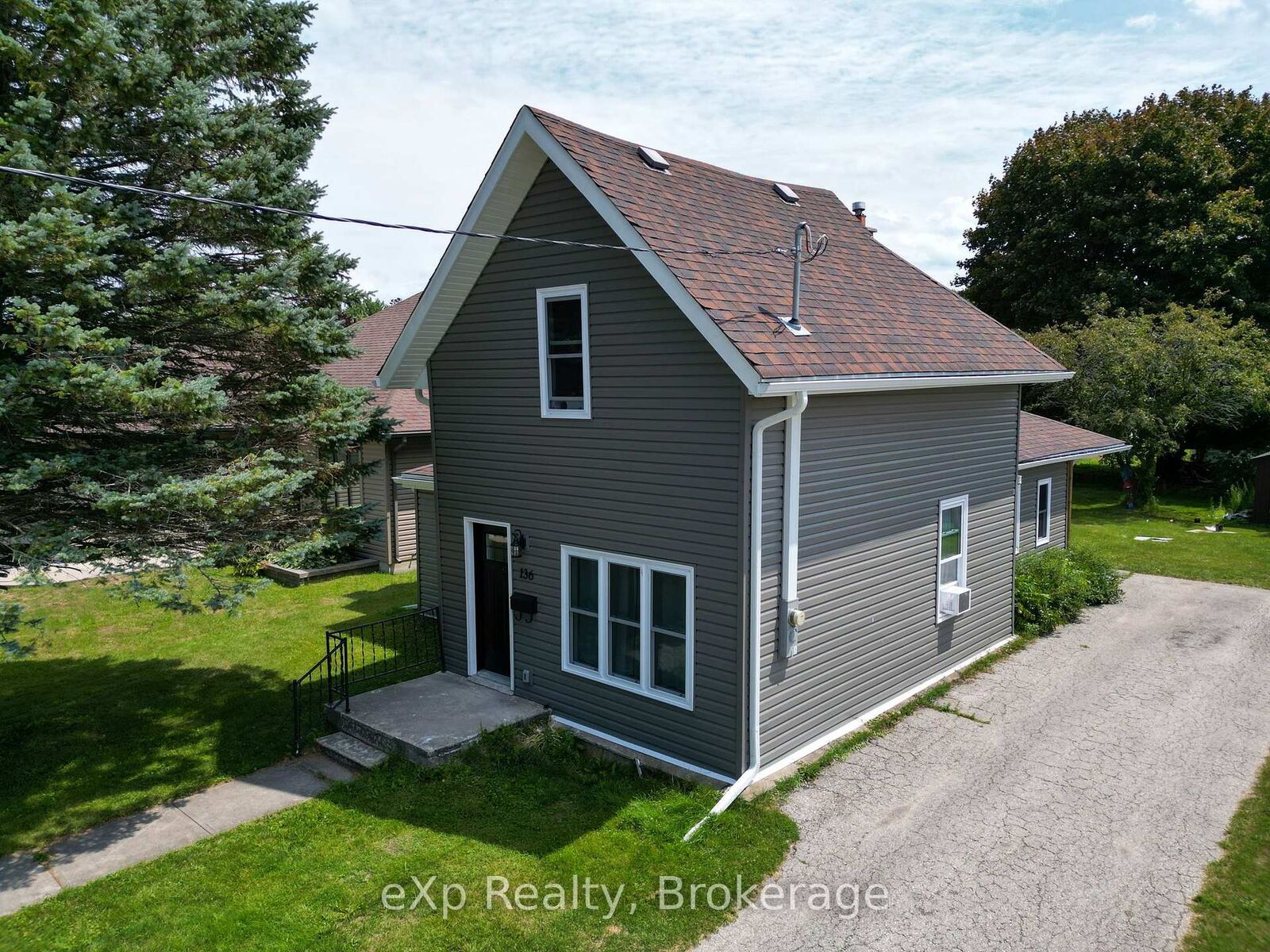 Property Photo:  136 Breadalbane Street S  ON N0H 2L0 