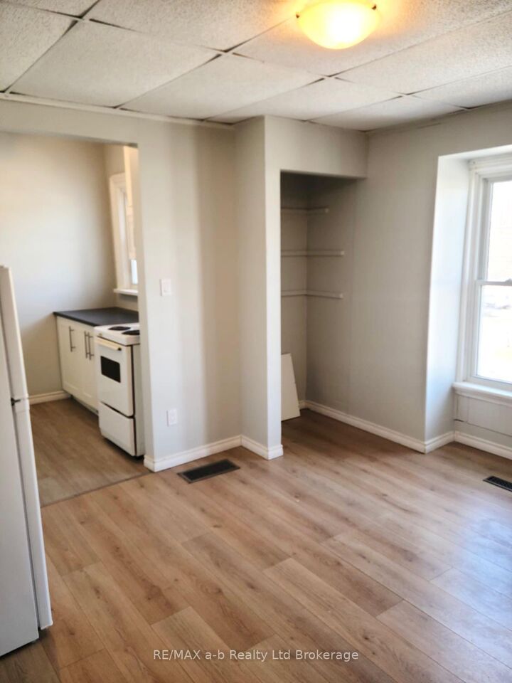 Property Photo:  26 Stanley Street 2  ON N6C 1B1 