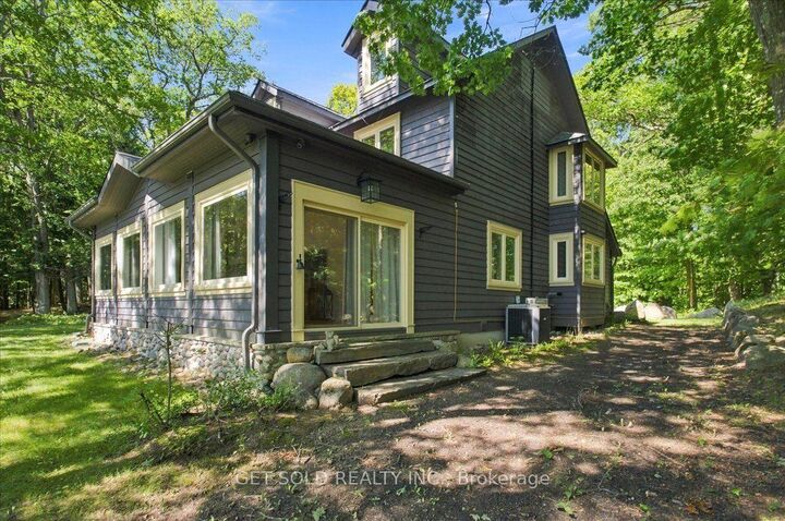 Property Photo: 2045 Muskoka Road 118 W Unit 2 ON P1L 1W8