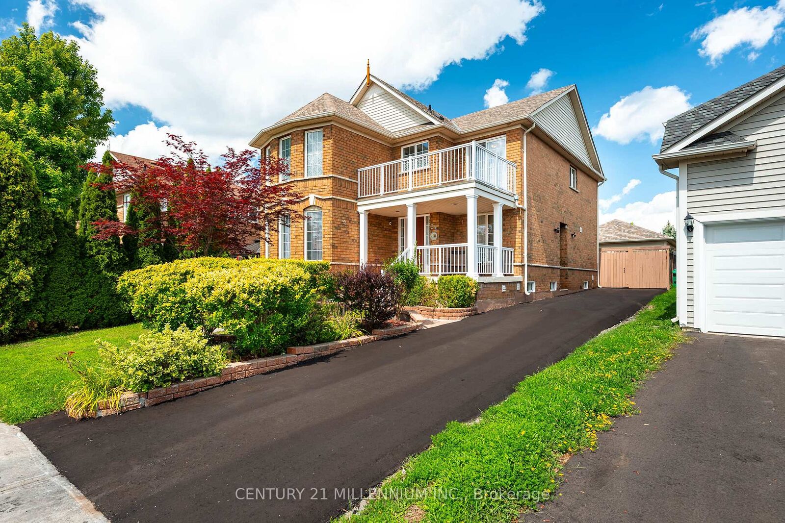 Property Photo: 33 Fletchers Creek Boulevard ON L6X 4S3