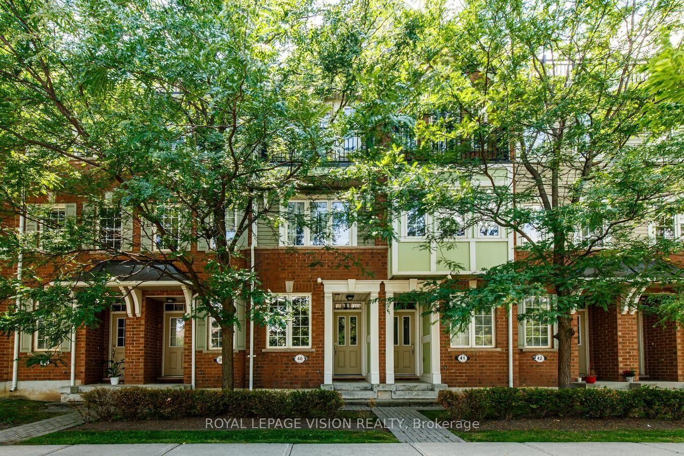 Property Photo: 2614 Dashwood Drive 40 ON L6M 0K5