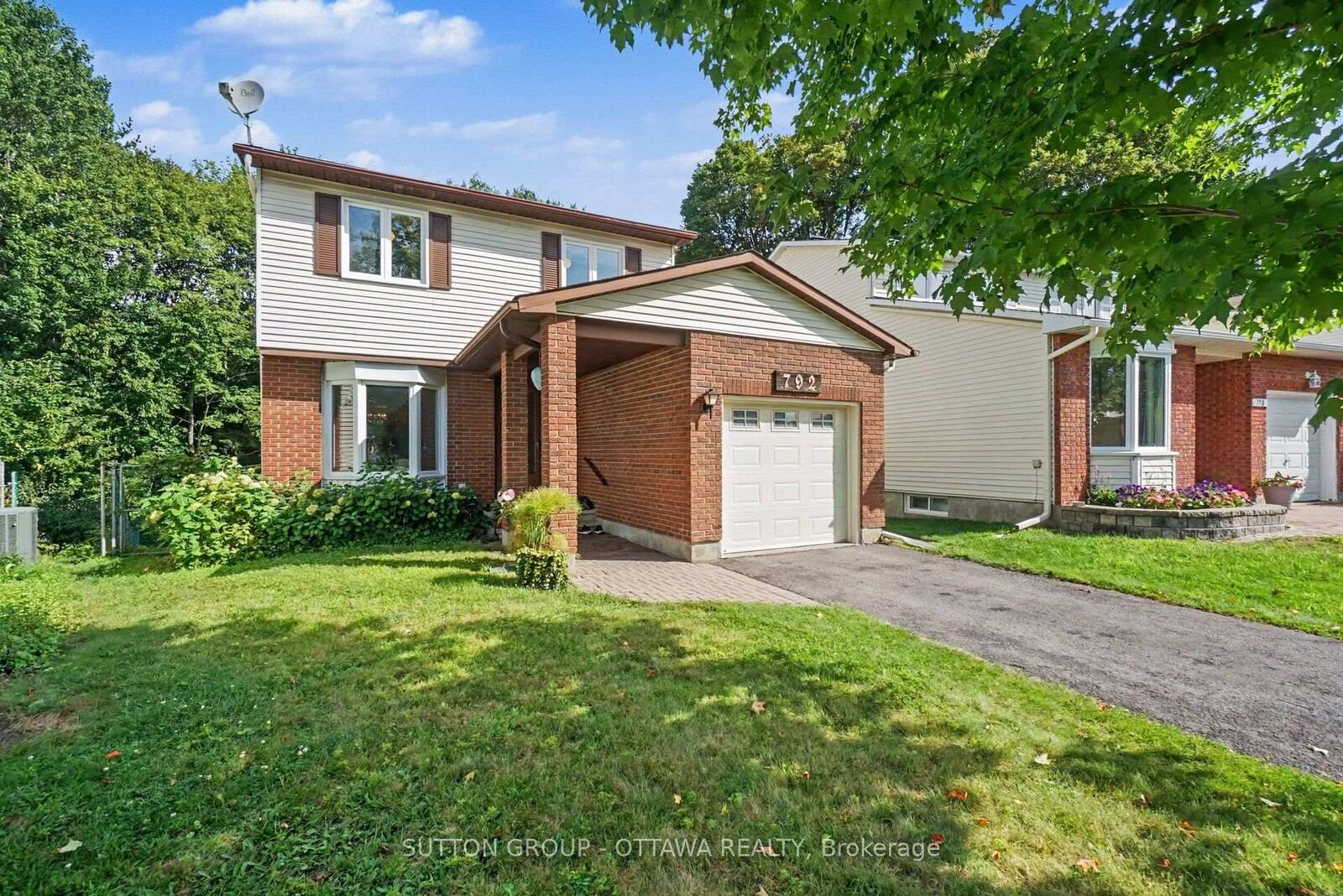Property Photo:  792 Harlequin Crescent  ON K1E 2P3 