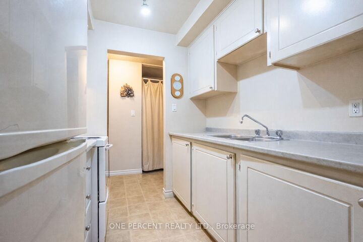 Property Photo:  25 College Street E 206  ON K8P 3A3 