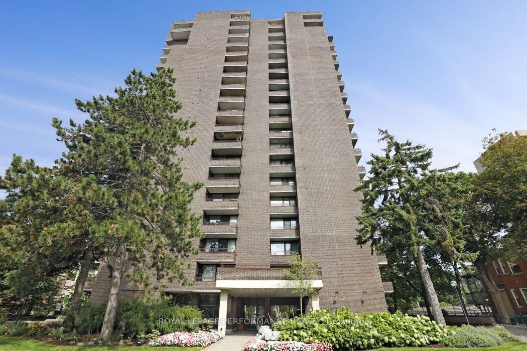 Property Photo: 71 Somerset Street W 1801 ON K2P 2G2