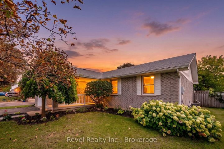 Property Photo:  9 Crestwood Avenue  ON K9V 6A7 