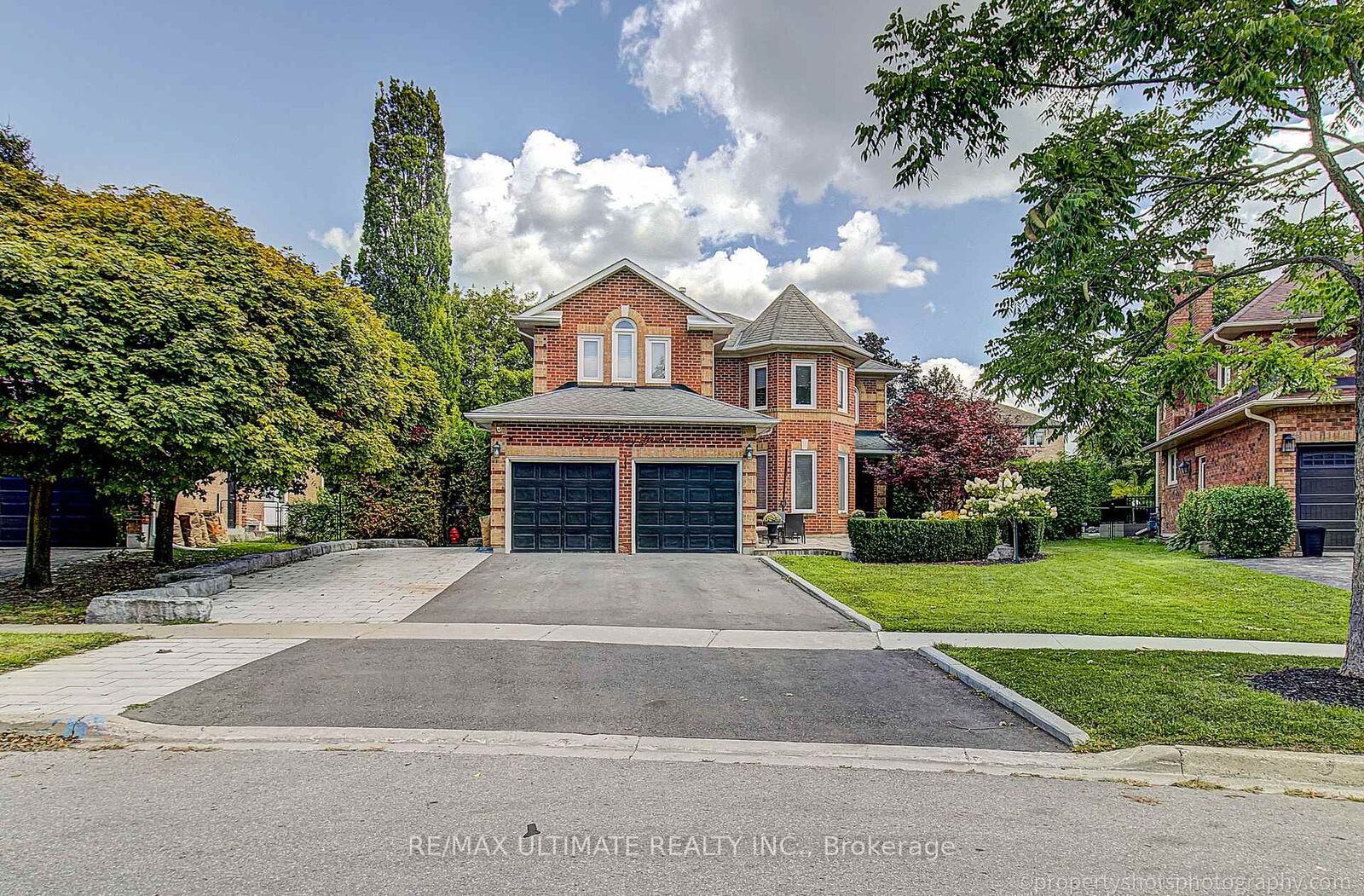 Property Photo: 351 Fairway Gardens ON L3X 1B4